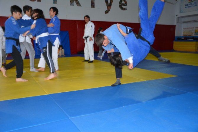 19 Mayıslı judocular hız kesmiyor