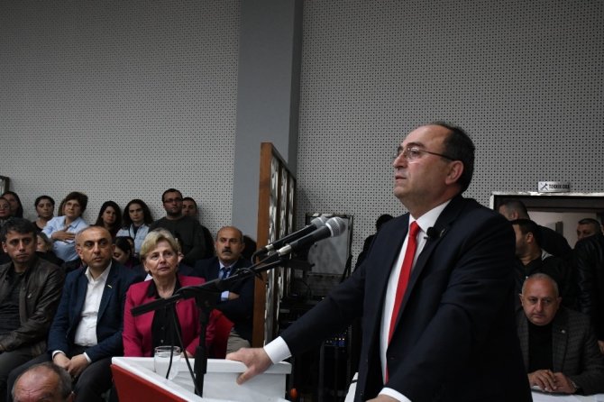CHP’li Başkan Elçin Artvin Belediyesi’nin borç listesini belediye binasına astı
