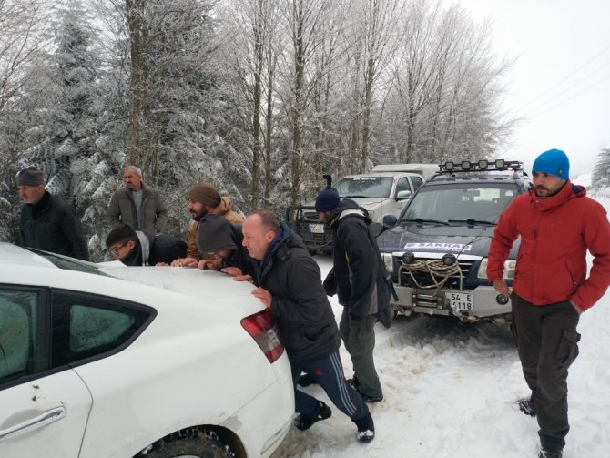 Yaylada kar nedeniyle mahsur kalan 10 kişi kurtarıldı