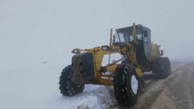 Siirt’te kar yağışı nedeni ile kapanan grup köy yolları ulaşıma açıldı