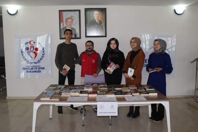 Erzincan’da gençlerden köy okuluna kitap bağışı