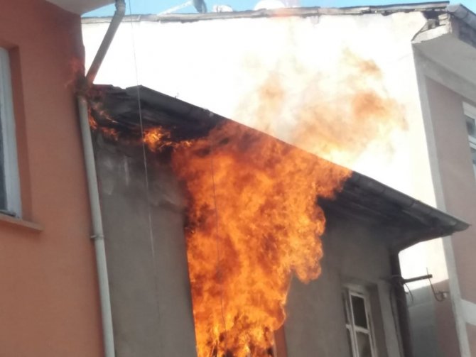 Öğrenci evi yangında kül oldu