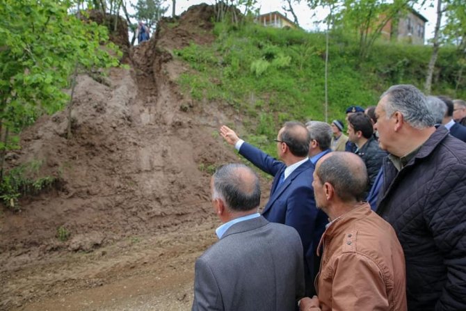 Vali Yavuz, heyelan bölgesini inceledi