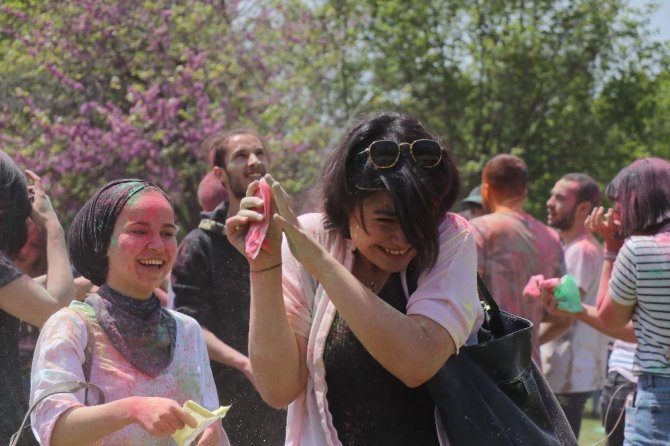 Adana’da Color Festivali coşkusu