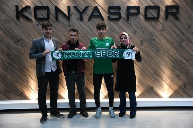 Konyaspor, Ali Karakaya ile profesyonel sözleşme imzaladı