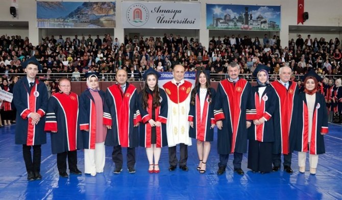 Fen-Edebiyat ve Sağlık Bilimleri Fakültelerinde mezuniyet sevinci