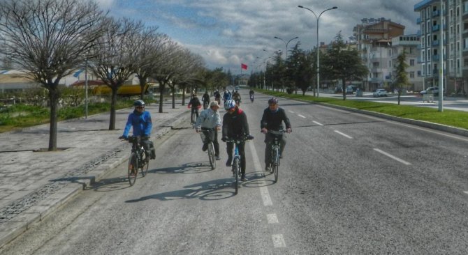 Beyşehir’de bisikletseverler çocuklar için pedal çevirdi