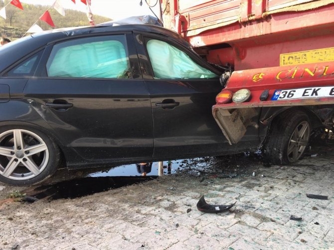 Yoldan çıkan otomobil işe gitmek için araç bekleyen inşaat işçisini öldürdü