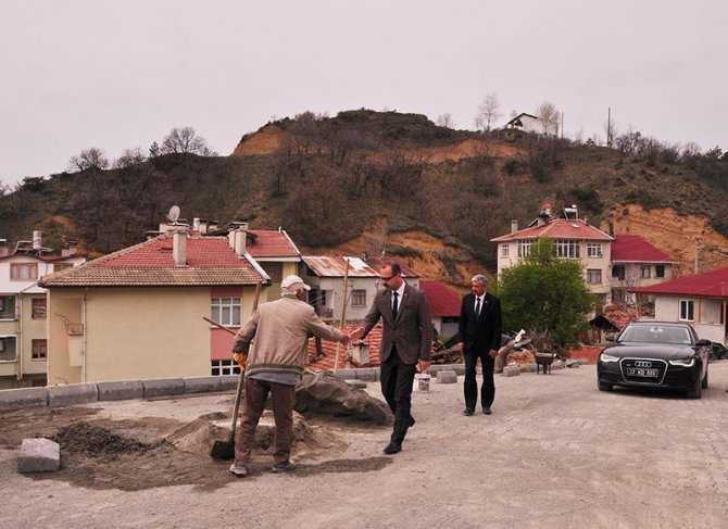 Tosya Belediyesi, parke ve bordür tamiratlarına başladı