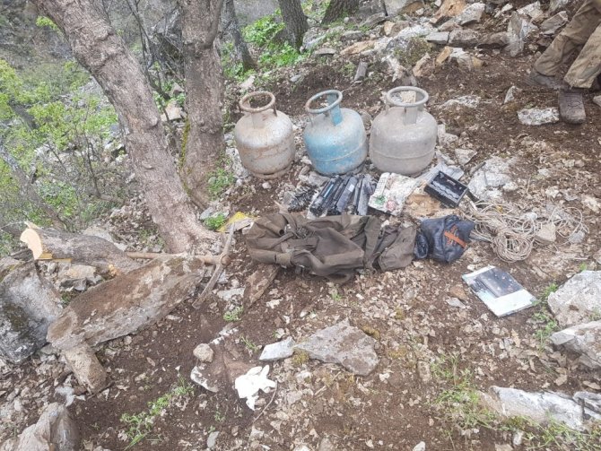 Tunceli’de 3 girişli mağarada terörist cesedi elegeçirildi