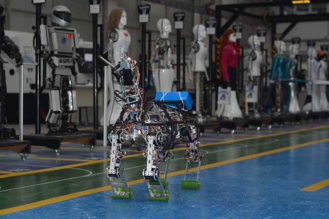 Dört ayaklı yerli ve milli robot ‘ARAT’ araziye çıktı