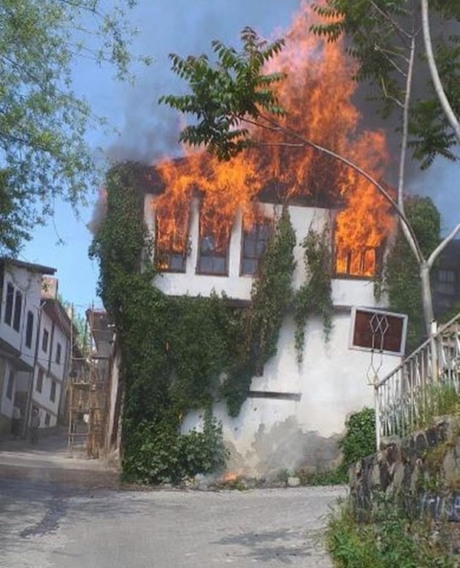 Beypazarı’nda ahşap bina alev alev yandı