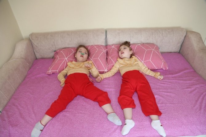 Kastamonu’da ikizlerin hastalığına teşhis konulamıyor