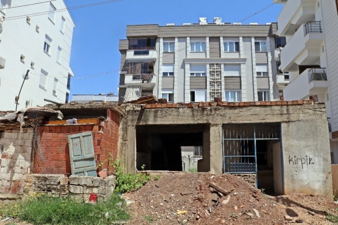 Antalya’da metruk ev tepkisi