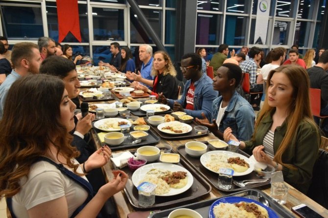 Rektör iftar yemeğinde öğrencilerle bir araya geldi