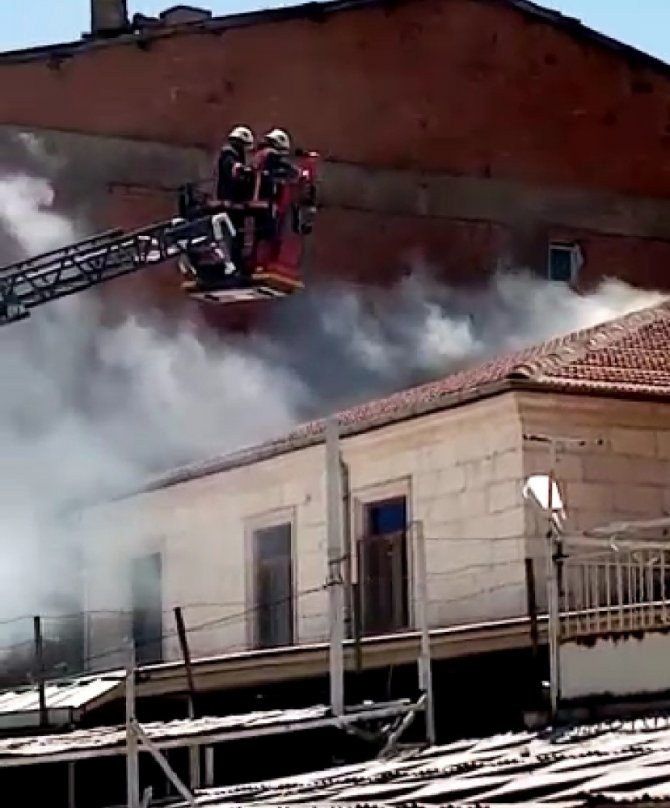 Cami çatısında korkutan yangın
