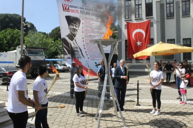 Ödemiş’te 19 Mayıs etkinlikleri meşalenin yakılmasıyla başladı