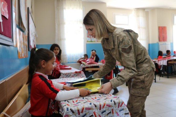 Kadın askerlerden çocuklara ziyaret