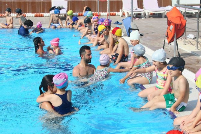 Bayraklı Belediyesi yüzme kursu kayıtları başladı