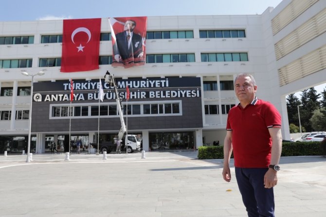 Büyükşehir Belediyesi’ne ‘Türkiye Cumhuriyeti’ tabelası takıldı