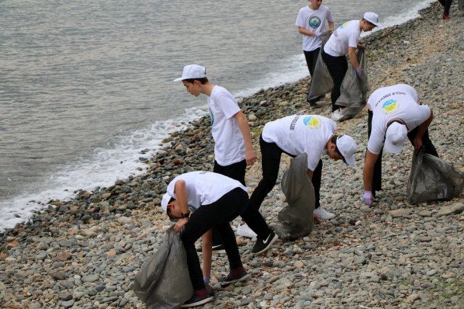 “Çınarcık Temizlik Gönüllüleri” sahili temizlediler