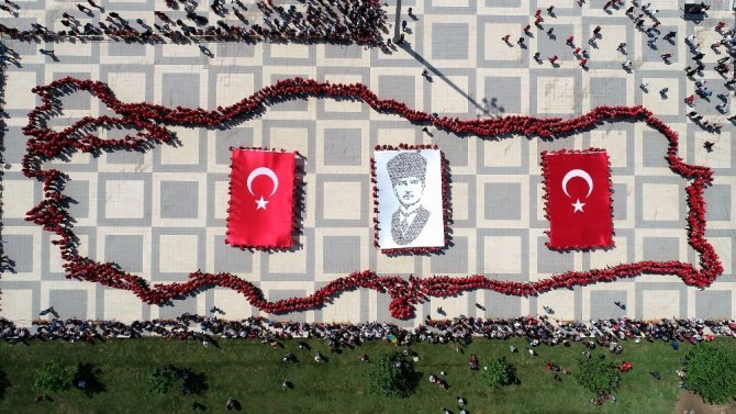 Öğrencilerden Bandırma Vapuru ve Türkiye haritası koreografisi