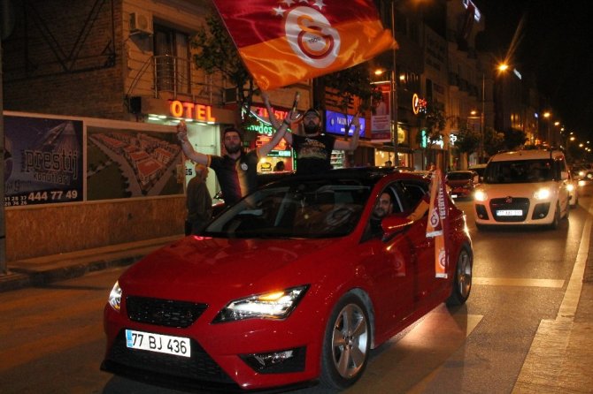 Galatasaraylı taraftarlar Yalova’yı marşlarla inletti!