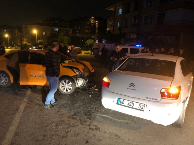 Başkent’te sıkışmalı trafik kazası: 1’i ağır 2 yaralı
