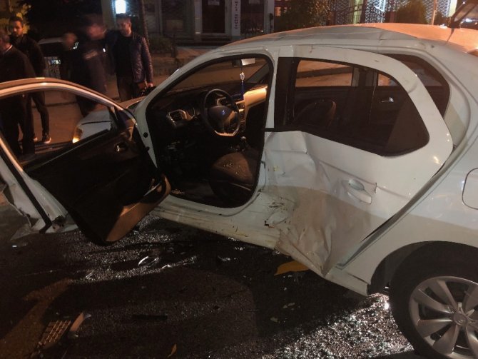 Başkent’te sıkışmalı trafik kazası: 1’i ağır 2 yaralı