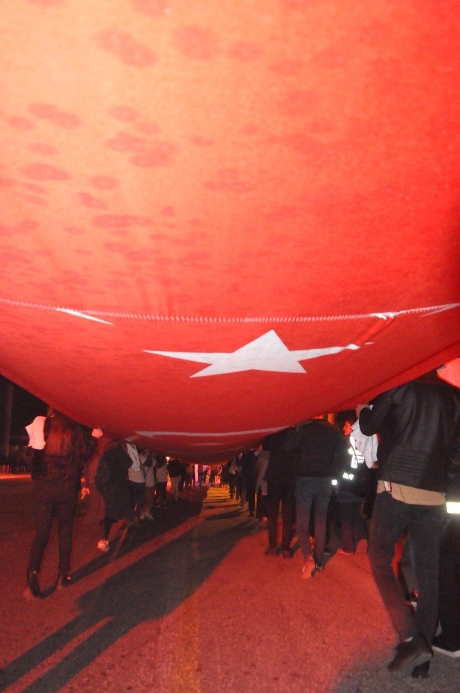 Bitlis’te 300 metre Türk bayrağı ile "Gençlik Yürüyüşü" yapıldı