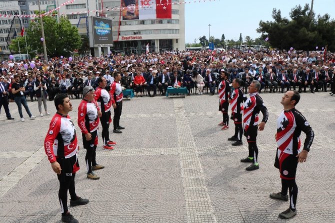Bisikletçiler Türkiye’yi dolaştırdıkları bayrağı zeybek eşliğinde teslim etti