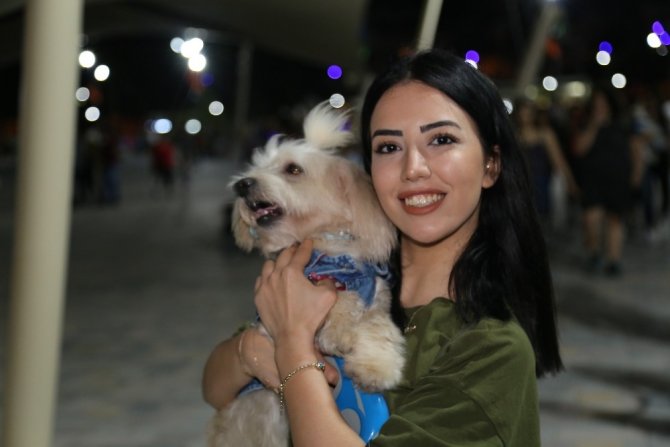 Evcil hayvan giremez yasağının olduğu Millet parkına köpekleri ile girerek yasağı protesto ettiler