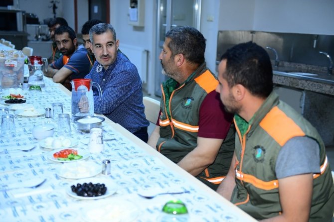 Başkan Çınar, temizlik personeli ile sahur yaptı