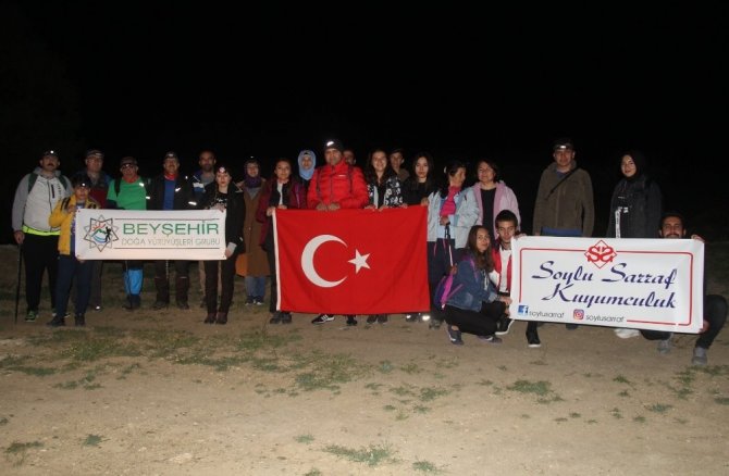 Beyşehir’de doğaseverler 19 Mayıs’ı gece yürüyüşüyle kutladı