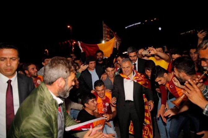 Başkan Büyükkılıç Galatasaray’ı kutladı