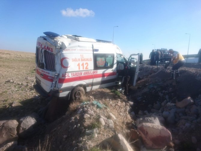 Kayseri’de ambulans takla attı: 2 yaralı