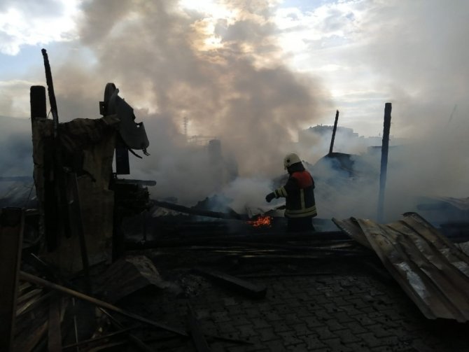 Kereste deposunda çıkan yangını itfaiye ekipleri söndürdü