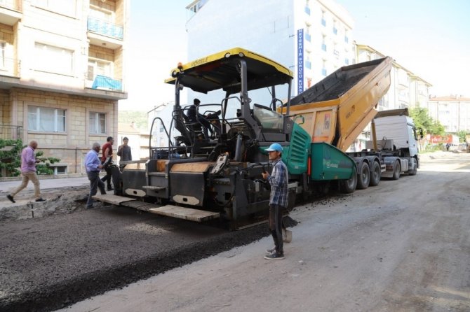 Lale Caddesinde sıcak asfalt çalışmalarına başlandı