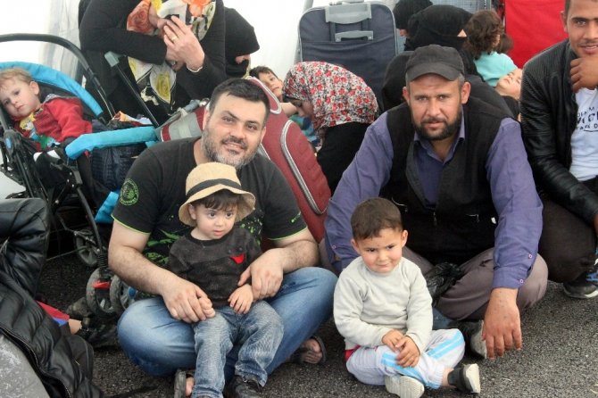 Suriyeliler, bayramı ülkelerinden geçirmek için gidiyor