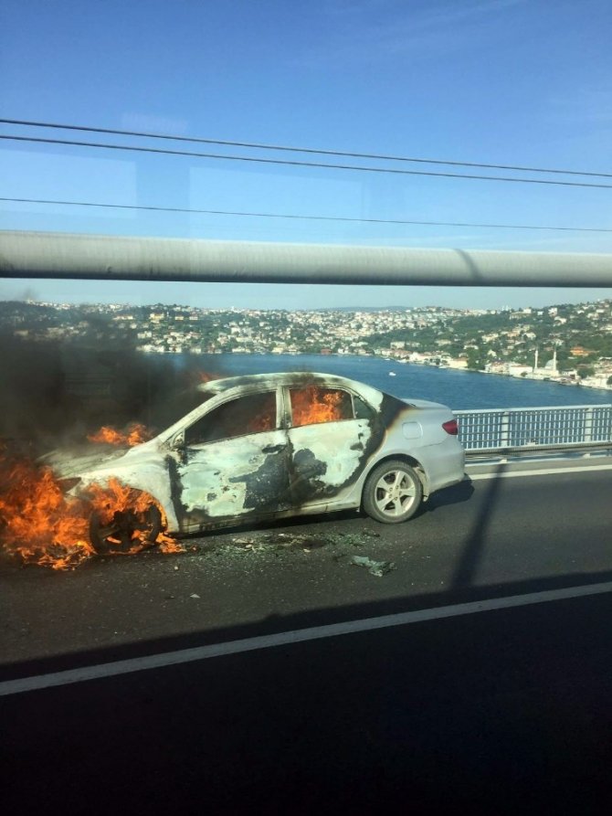 15 Temmuz Şehitler Köprüsü’nde otomobilde yangın çıktı. Olay yerine itfaiye ekipleri sevk edildi. Bölgede trafik yoğunluğu oluştu.