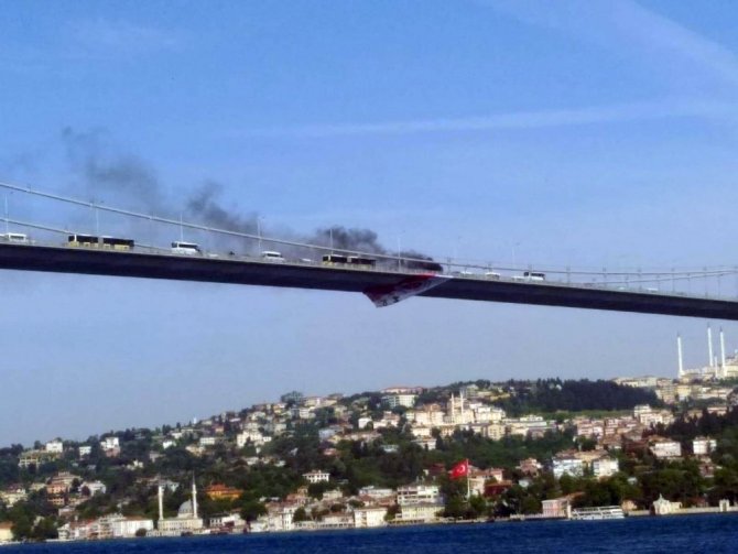 15 Temmuz Şehitler Köprüsü’nde otomobilde yangın çıktı. Olay yerine itfaiye ekipleri sevk edildi. Bölgede trafik yoğunluğu oluştu.