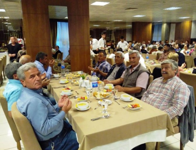 Ayvalık’ta Türk Kızılay’ı üyeleri iftar yemeğinde buluştu