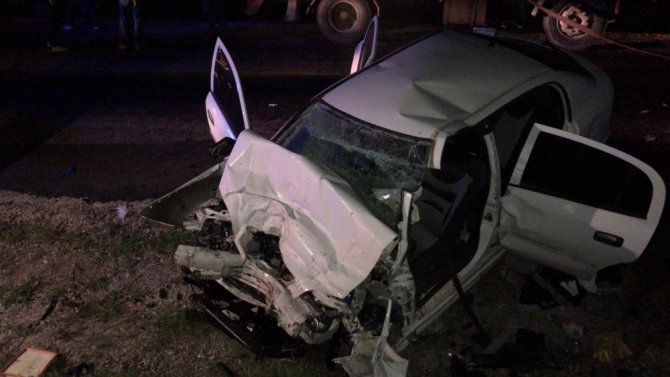 Kontrolden çıkan otomobil miksere çarptı: 2 polis öldü