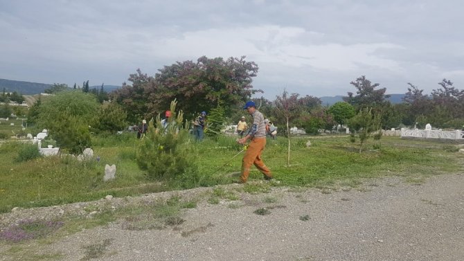 Tosya’da Bayram öncesi mezar temizliği başladı