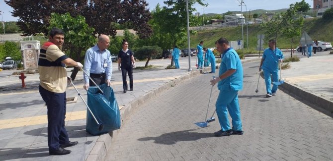 Elazığ’da hastane personeli çöp topladı