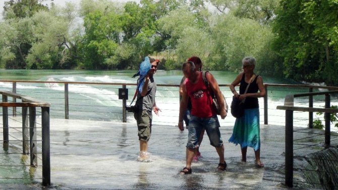 Manavgat şelalesinde su seviyesi yükseldi, turist bayram etti