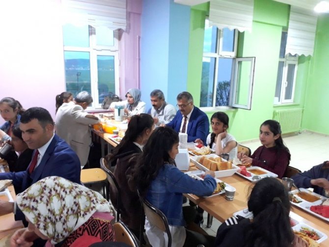 Müdür Tevke, YBO öğrencileriyle iftar açtı