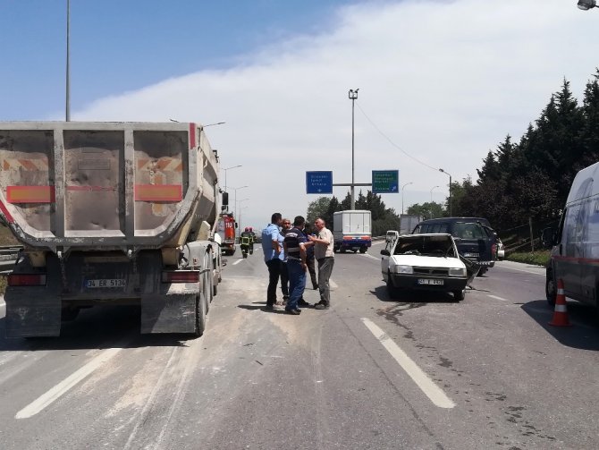 Kocaeli’de hafriyat kamyonu ile otomobil çarpıştı: 3 yaralı