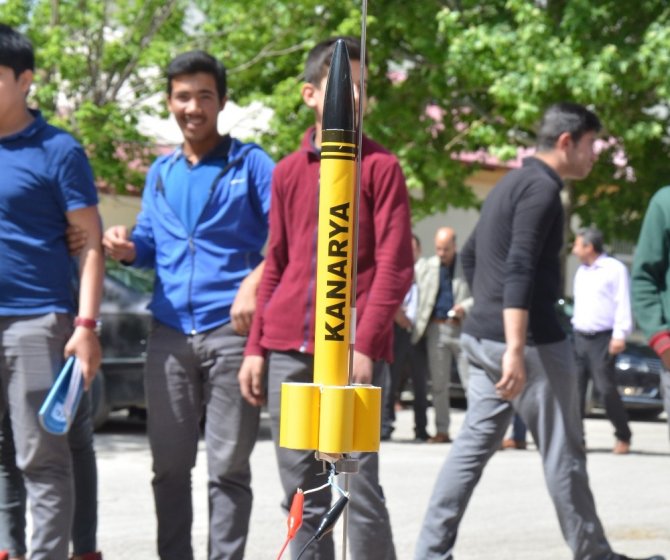 Meslek lisesi öğrencileri 400 metre menzilli roket yaptı