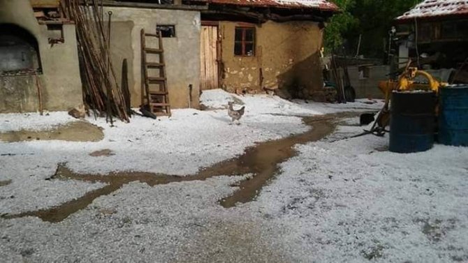 Amasya’da 10 köyü dolu vurdu